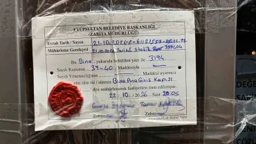Eyüpsultan'da 5 katlı riskli bina tahliye edilerek mühürlendi
